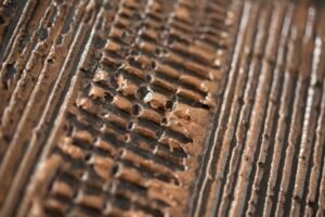CINIER-Granit-cuivre-et-Noir-Dore-Detail-2400x1600-1.jpg