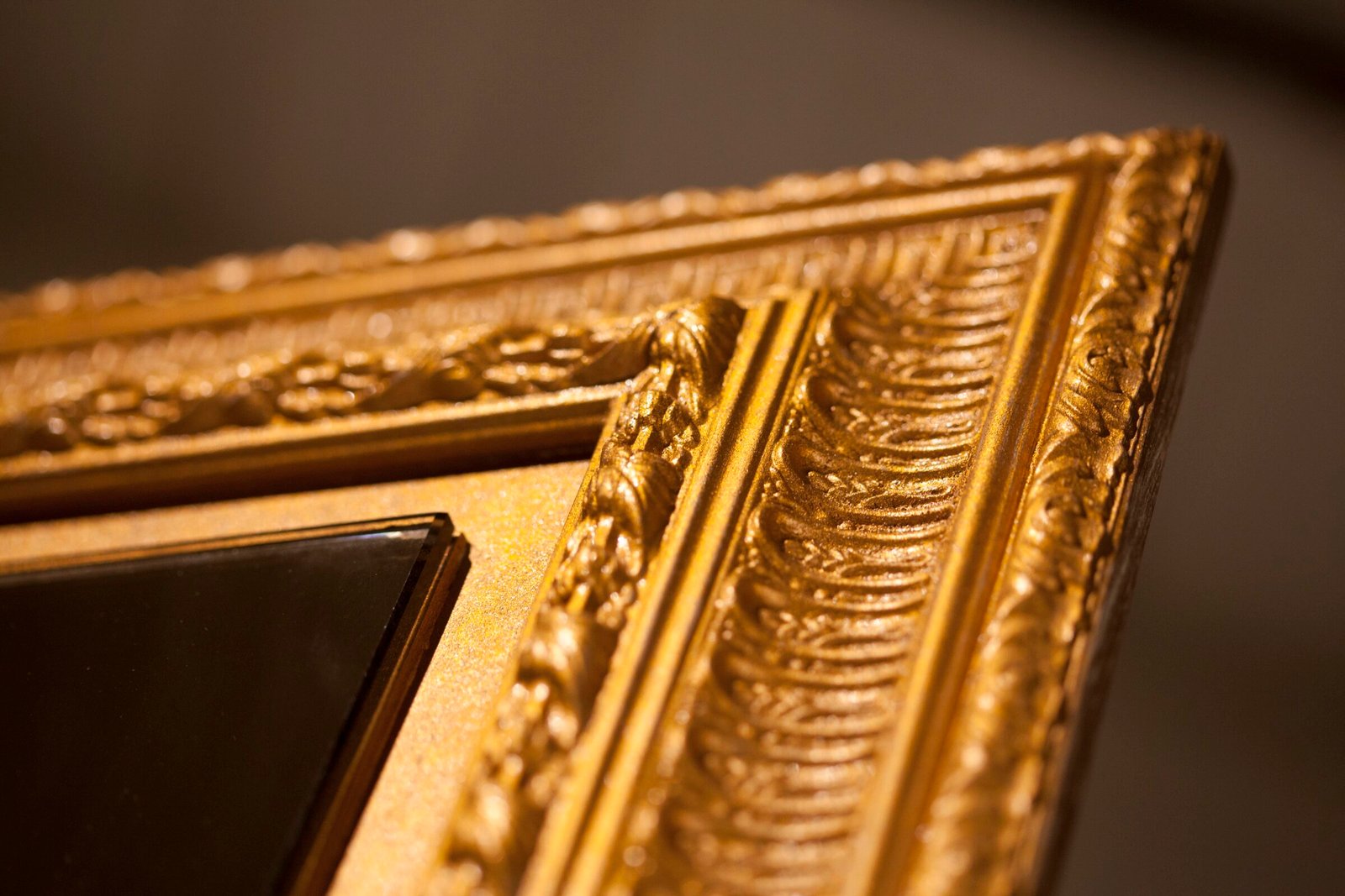 Detail-CINIER-ROYAL-Frame-OR-Gold-2400x1600-1.jpg