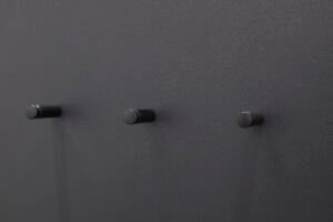 Minimal-150x50-soufflant-avec-patere-Noir-mat-Dornbracht-CINIER-detail-3-2400x1600-1.jpg