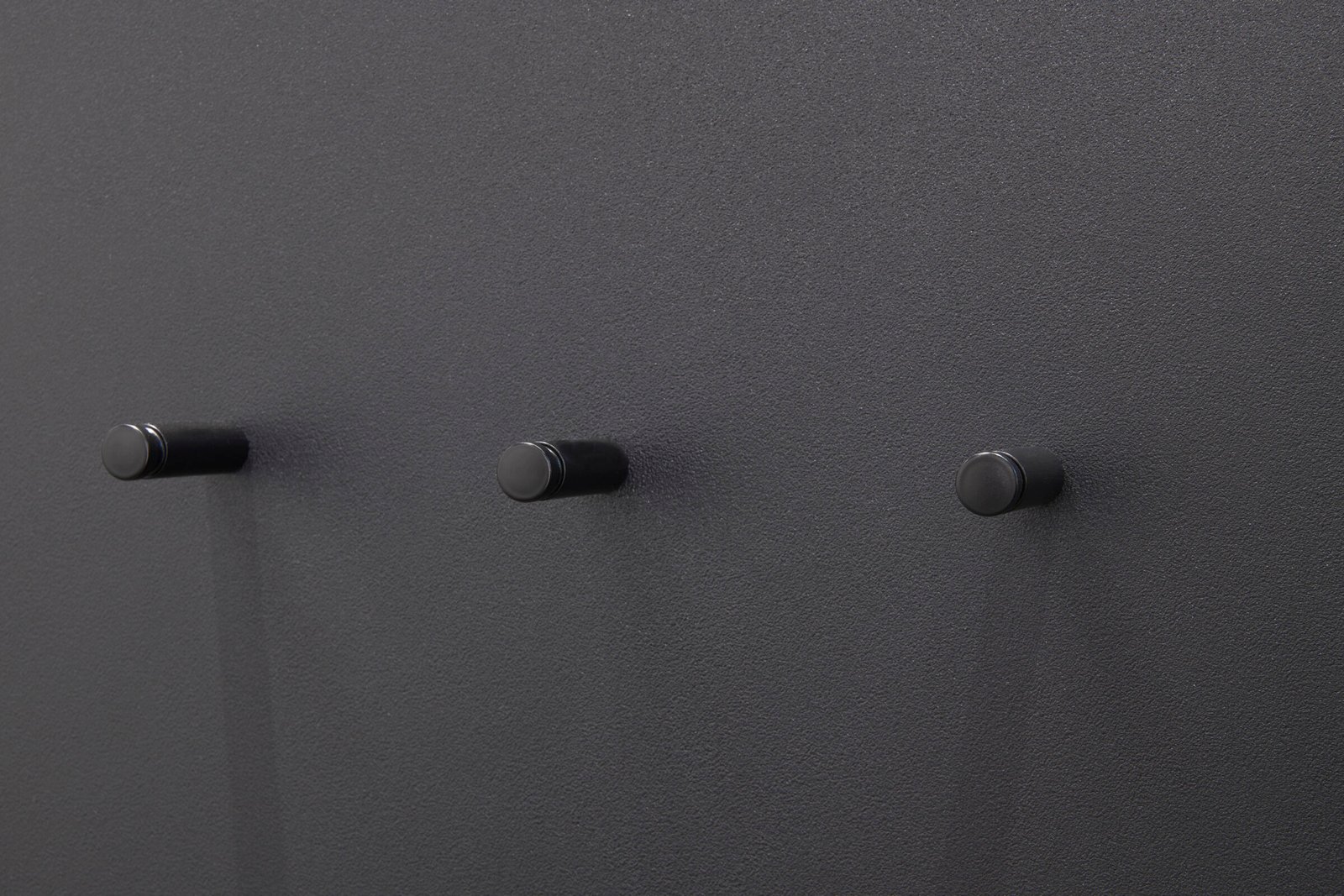 Minimal-150x50-soufflant-avec-patere-Noir-mat-Dornbracht-CINIER-detail-3-2400x1600-1.jpg